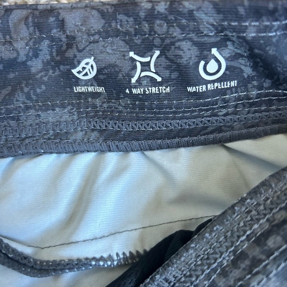 Kenneth Cole Lightweihht 4 way Stretch Wayer Repellant Shorts size medium - Picture 4 of 6